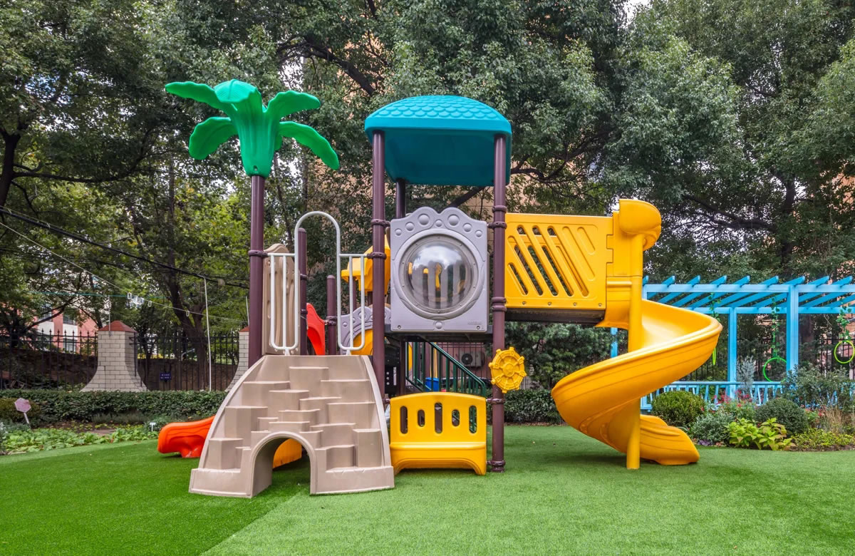 大型組合滑梯設(shè)備 大型組合滑梯設(shè)備